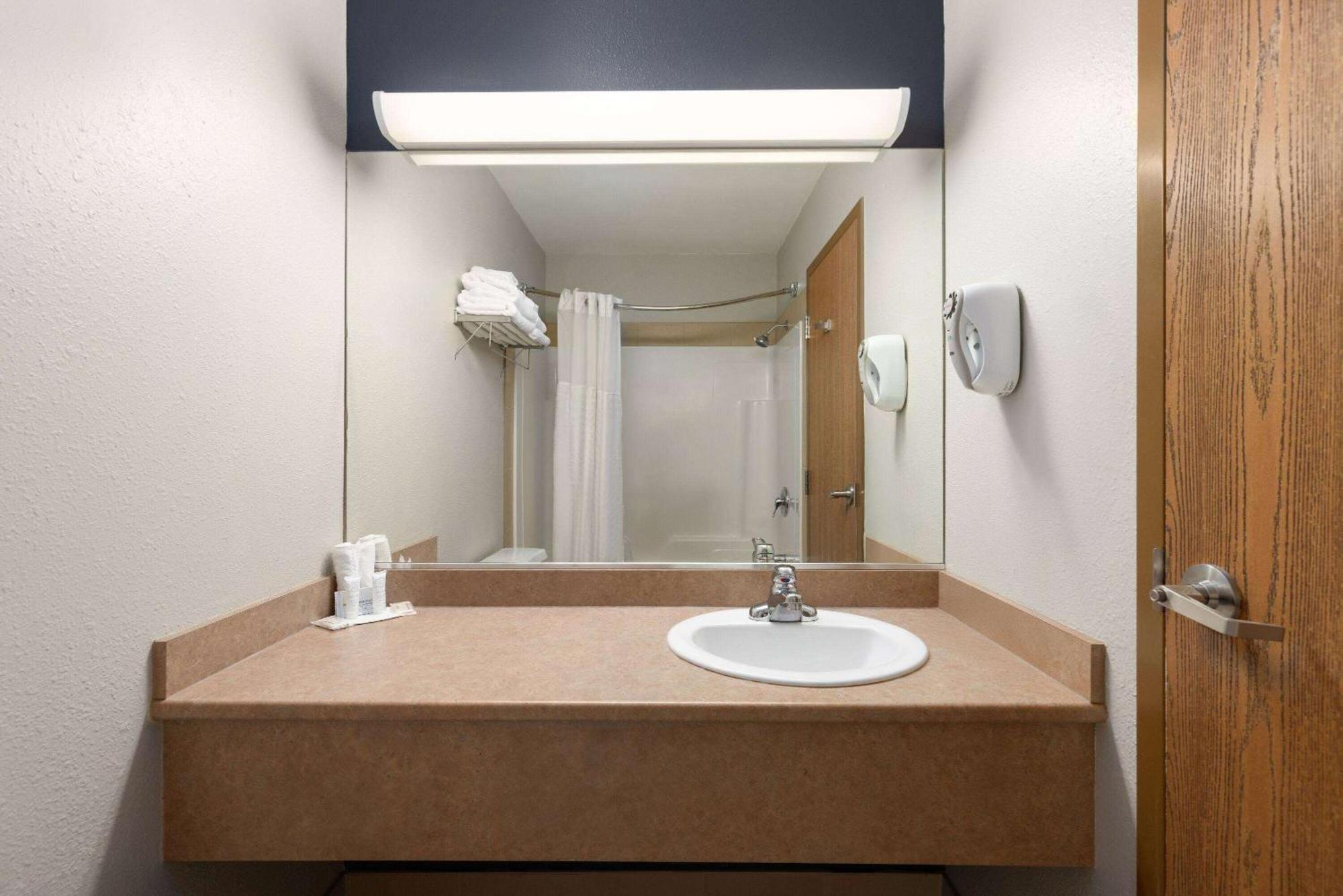 Super 8 By Wyndham St-Jerome Hotel Сен-Жером Екстериор снимка