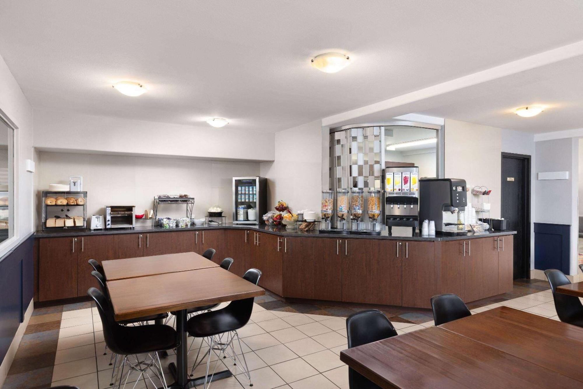 Super 8 By Wyndham St-Jerome Hotel Сен-Жером Екстериор снимка