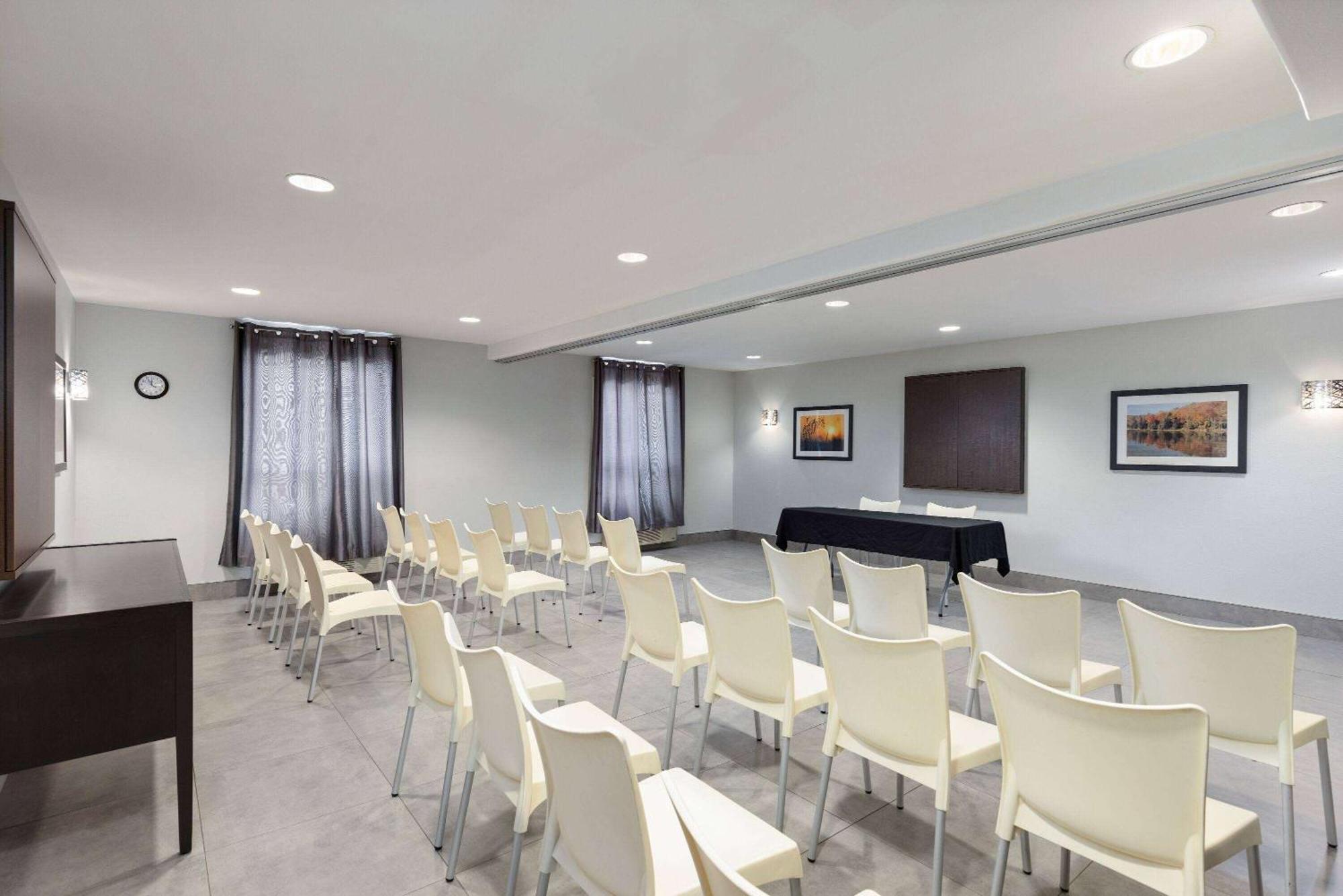 Super 8 By Wyndham St-Jerome Hotel Сен-Жером Екстериор снимка