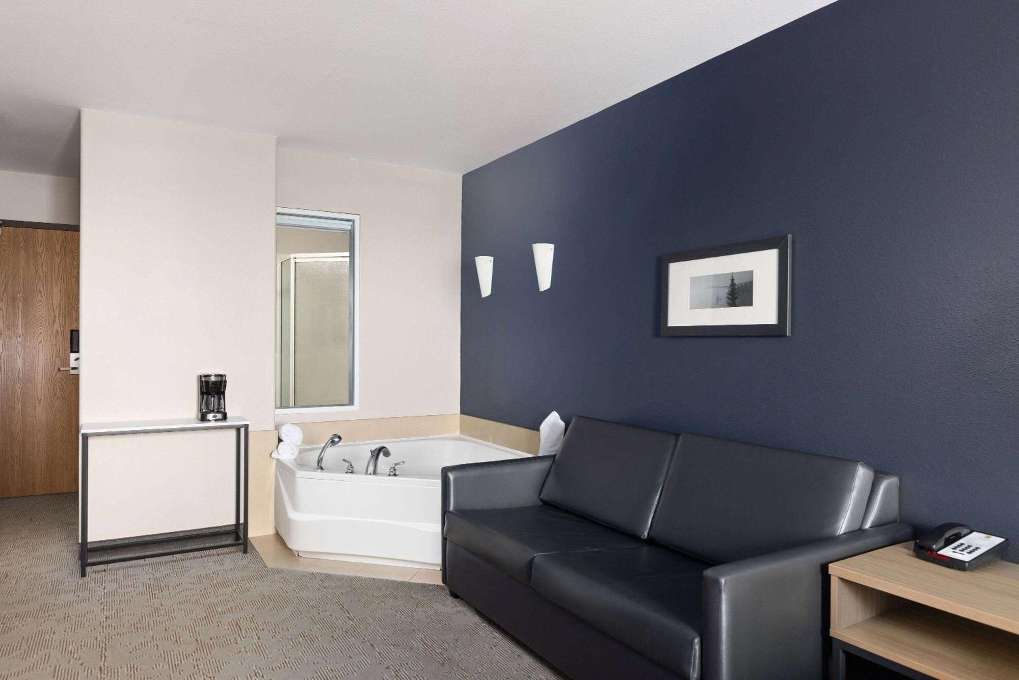 Super 8 By Wyndham St-Jerome Hotel Сен-Жером Екстериор снимка