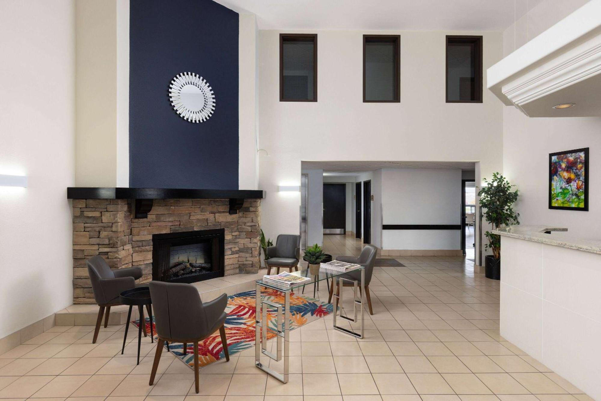 Super 8 By Wyndham St-Jerome Hotel Сен-Жером Екстериор снимка