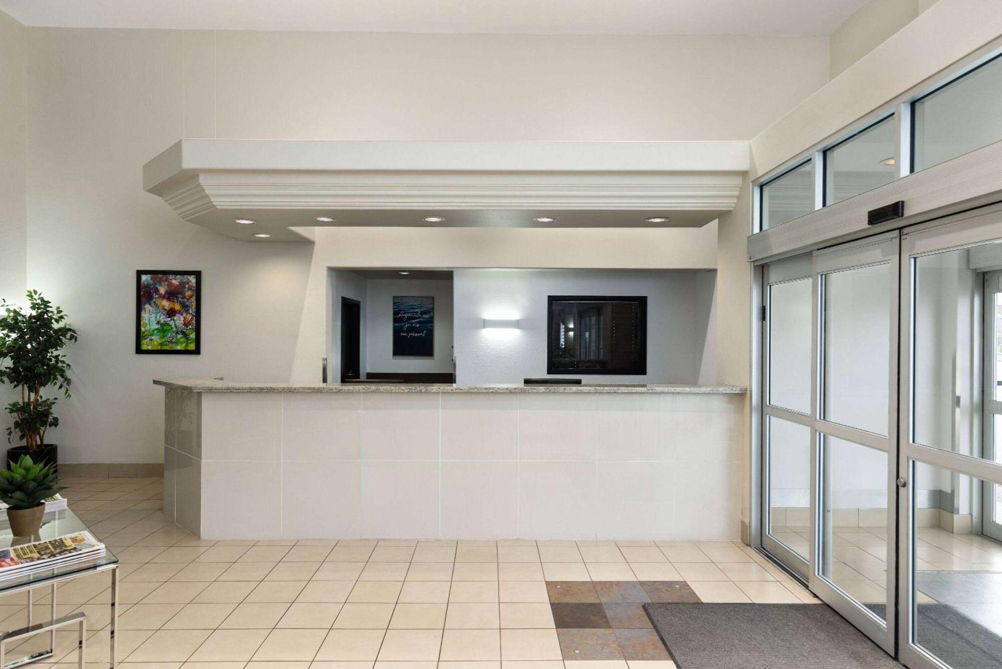 Super 8 By Wyndham St-Jerome Hotel Сен-Жером Екстериор снимка