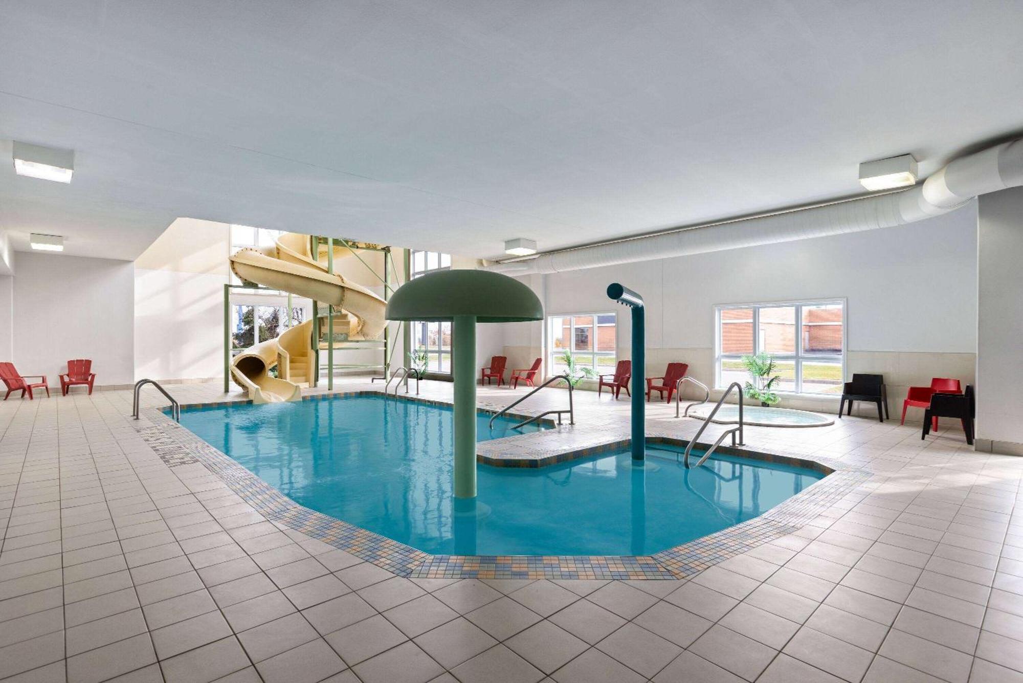 Super 8 By Wyndham St-Jerome Hotel Сен-Жером Екстериор снимка