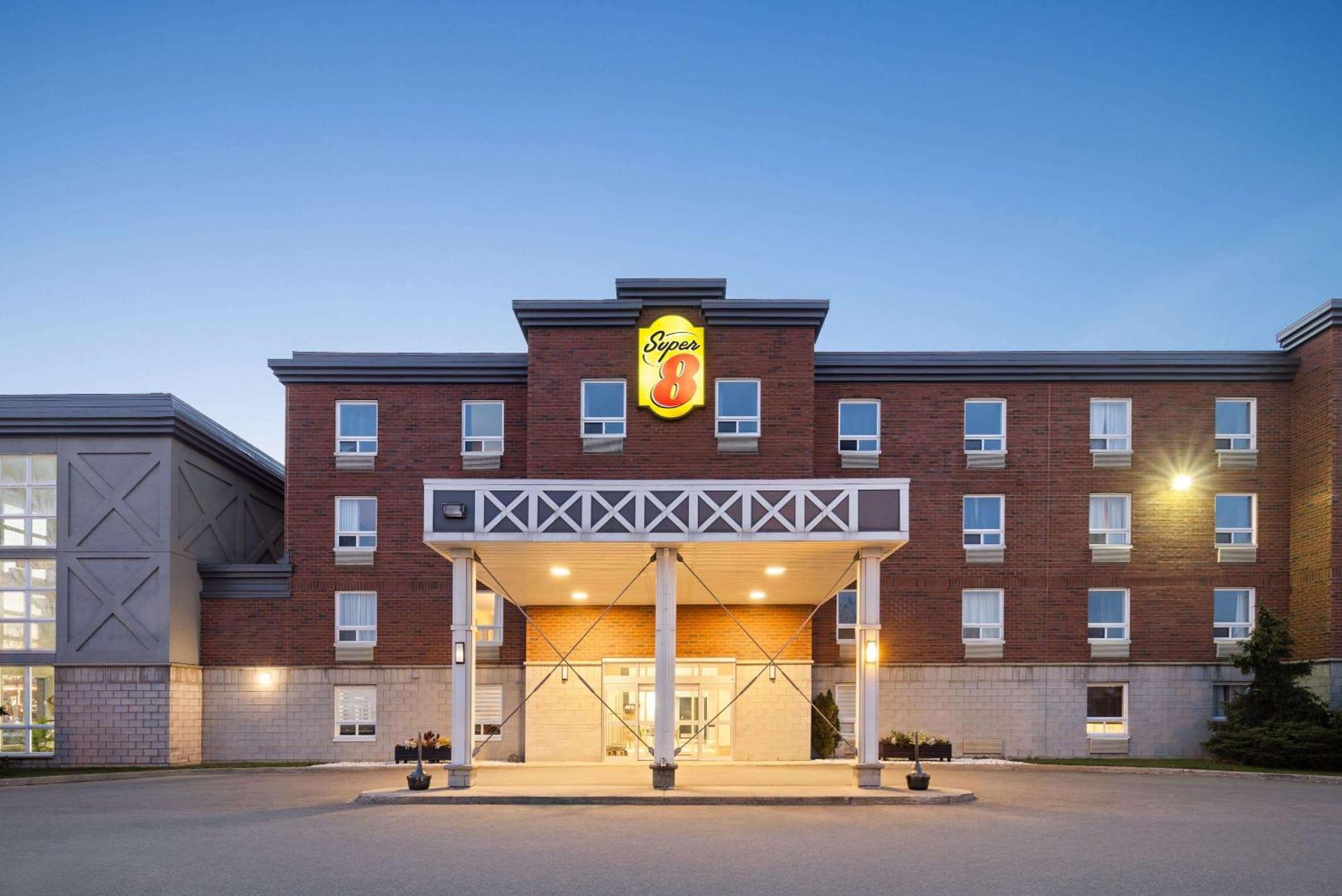 Super 8 By Wyndham St-Jerome Hotel Сен-Жером Екстериор снимка