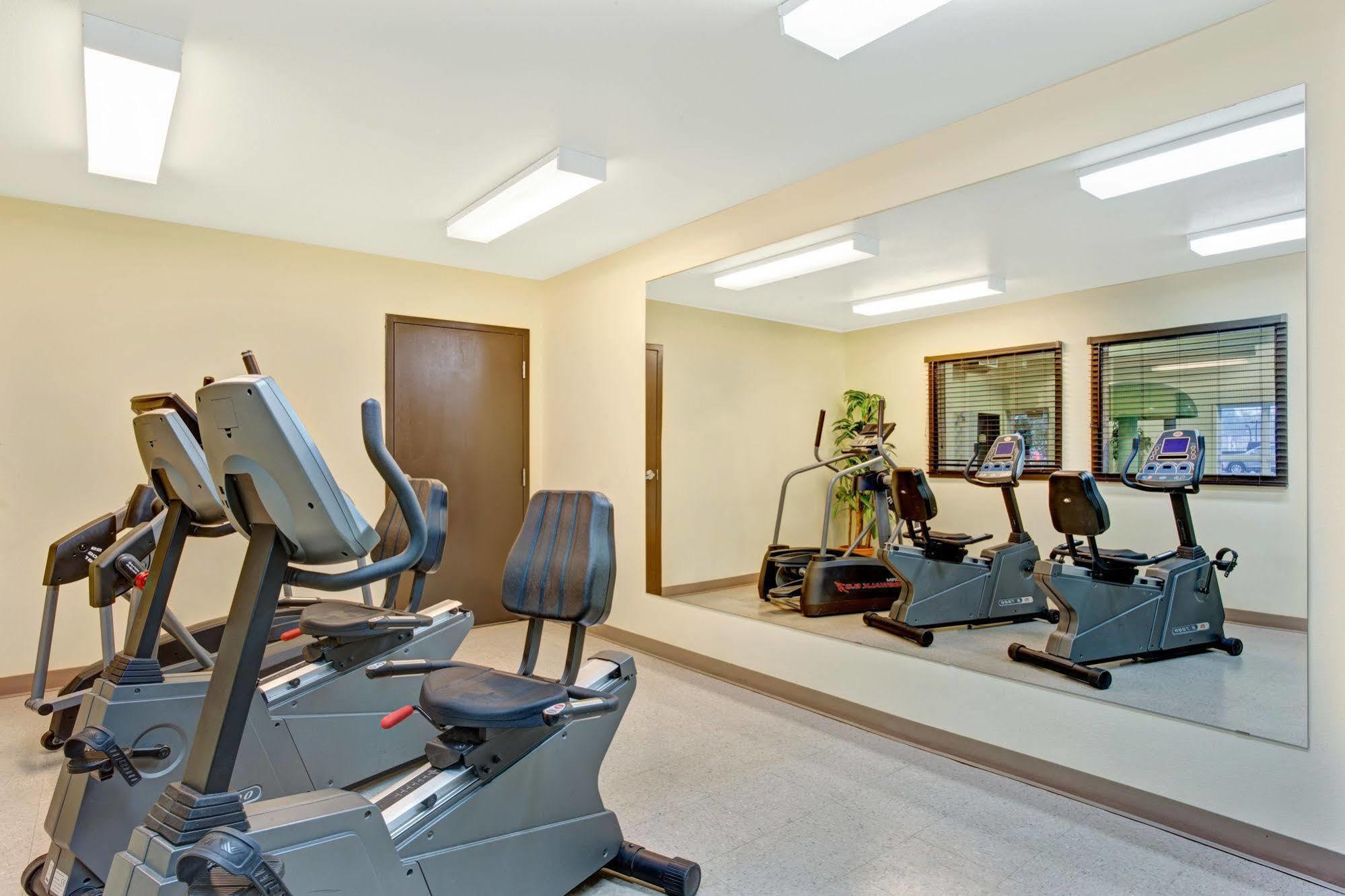 Super 8 By Wyndham St-Jerome Hotel Сен-Жером Екстериор снимка